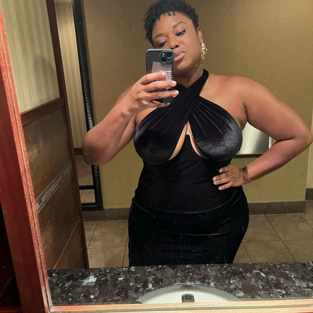 Elegant Black Midi Dress - Picture 4 of 5